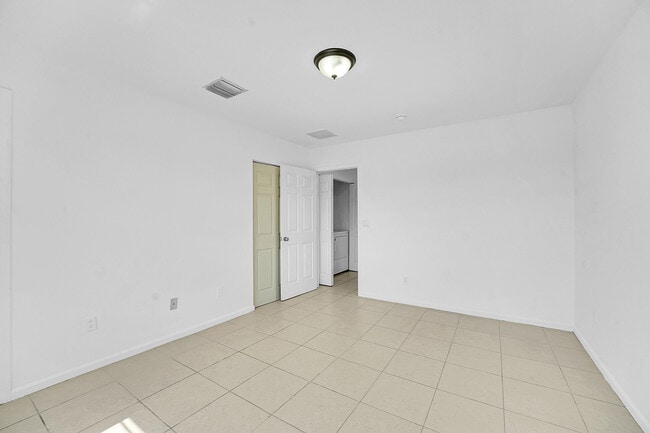 Building Photo - 1213 Lucaya Dr