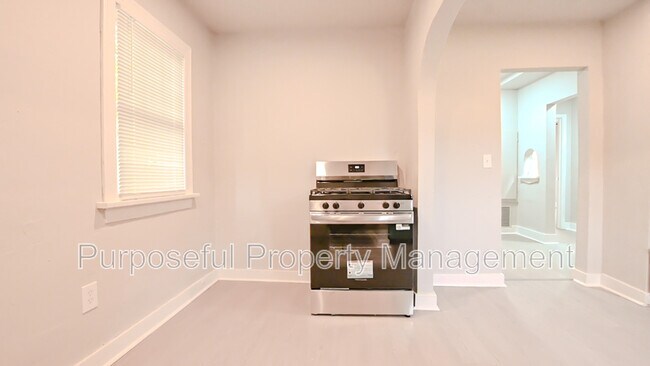 Building Photo - 2201 Glen Ellyn St