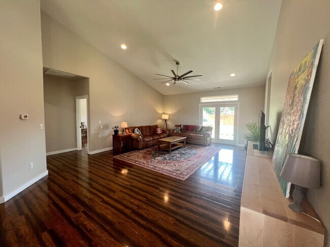 Building Photo - Modern 3 Bedroom Home