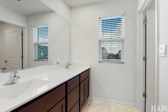 Building Photo - 2029 Magnolia Ln