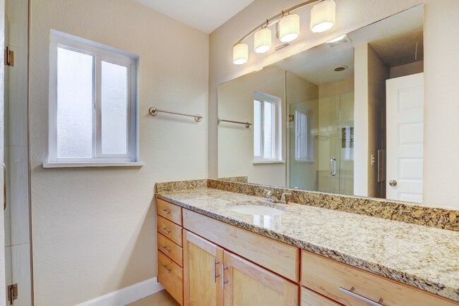 Building Photo - Spacious & Modern Home in Crestmoor Park!