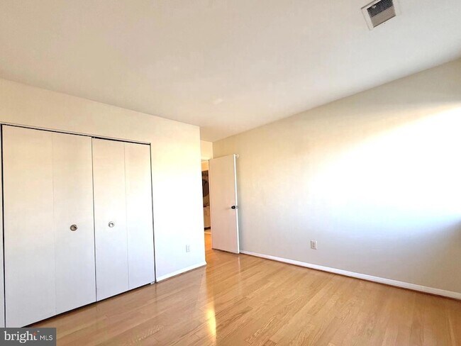 Building Photo - 532 Riviera Dr