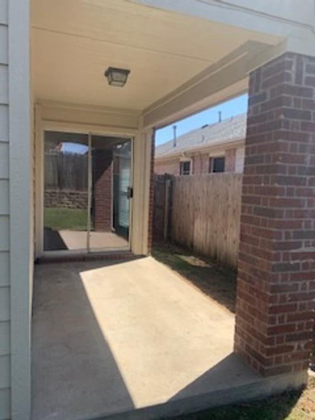 Building Photo - 3/2/2 Starter HOME!