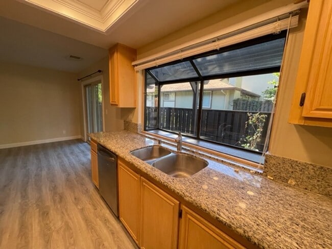 Building Photo - Updated 3 bedroom, 2.5 bath, 2 story townh...