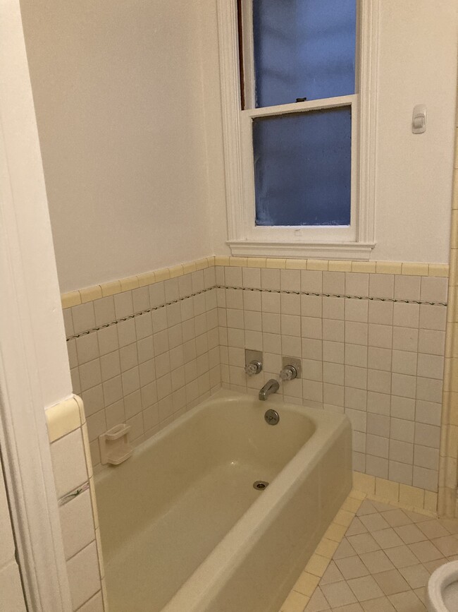 bath tub - 1383 21st Ave