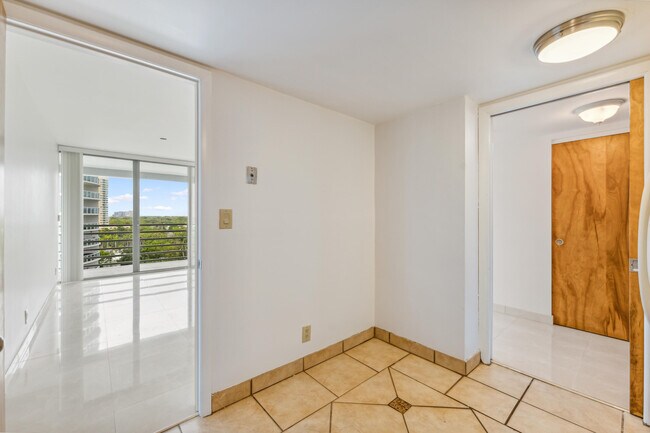 Building Photo - 2025 Brickell Ave