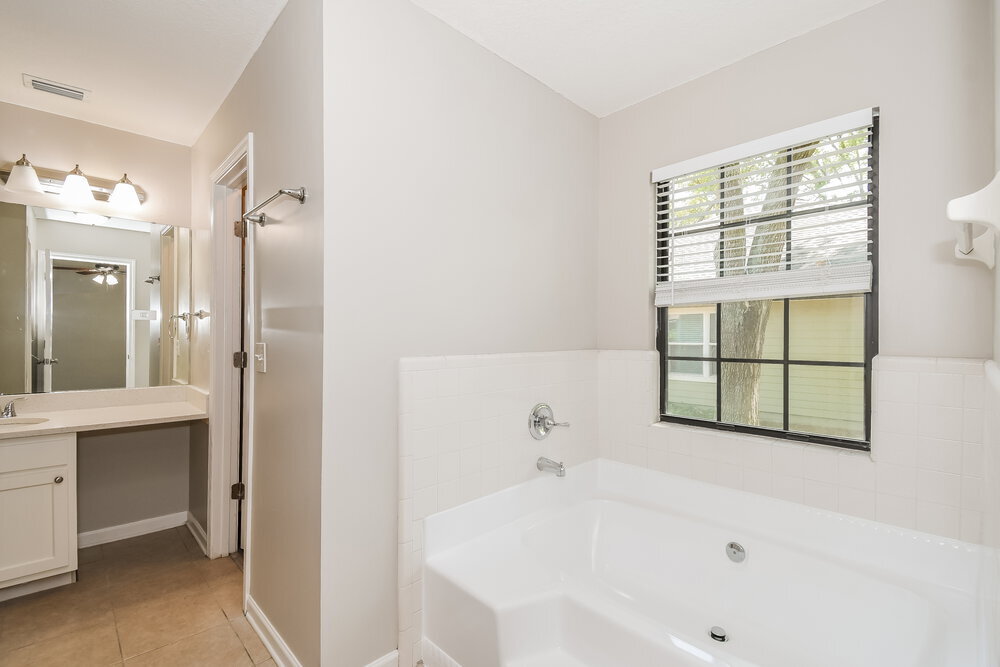 Building Photo - 874 Long Lake Dr