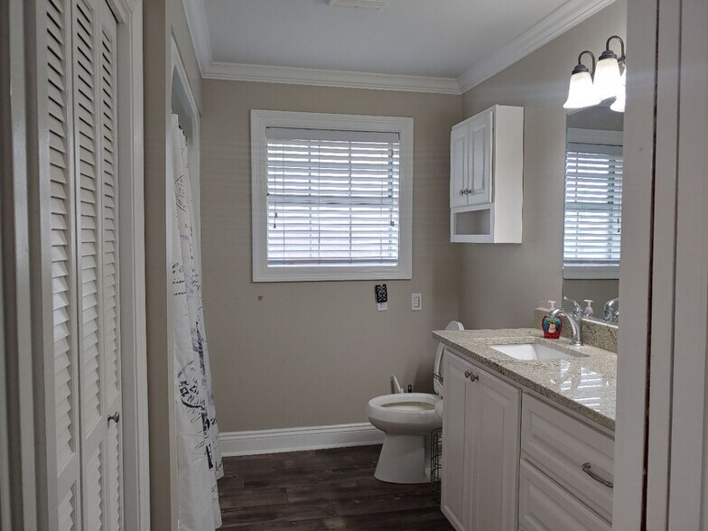 Master Bath - 620 S Polk St