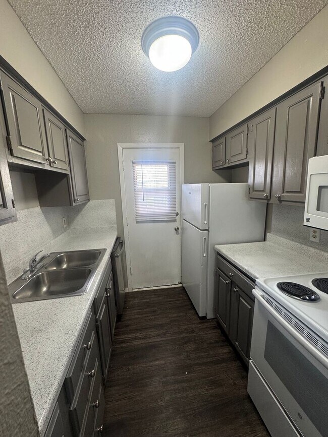 Building Photo - 2417 E 55th Pl