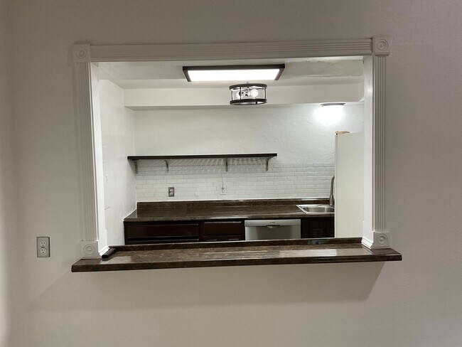 Building Photo - Newly renovated 2Bedroom 2 Bath Condo