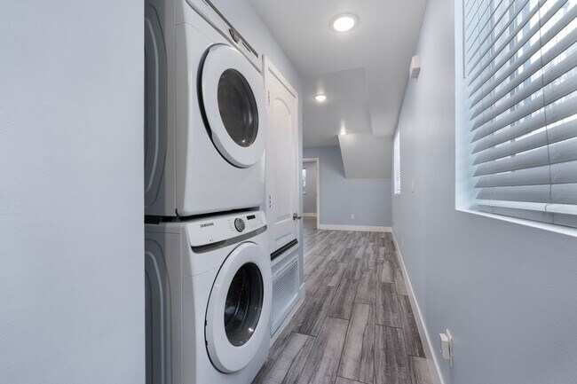 Building Photo - Beautiful 4 Bed / 3 Bath apartment with PARKING & IN-UNIT LAUNDRY!