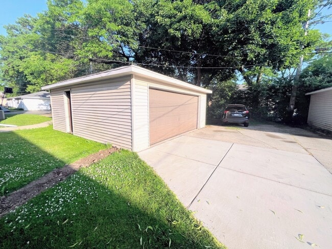 Building Photo - 6525 Powell Pl