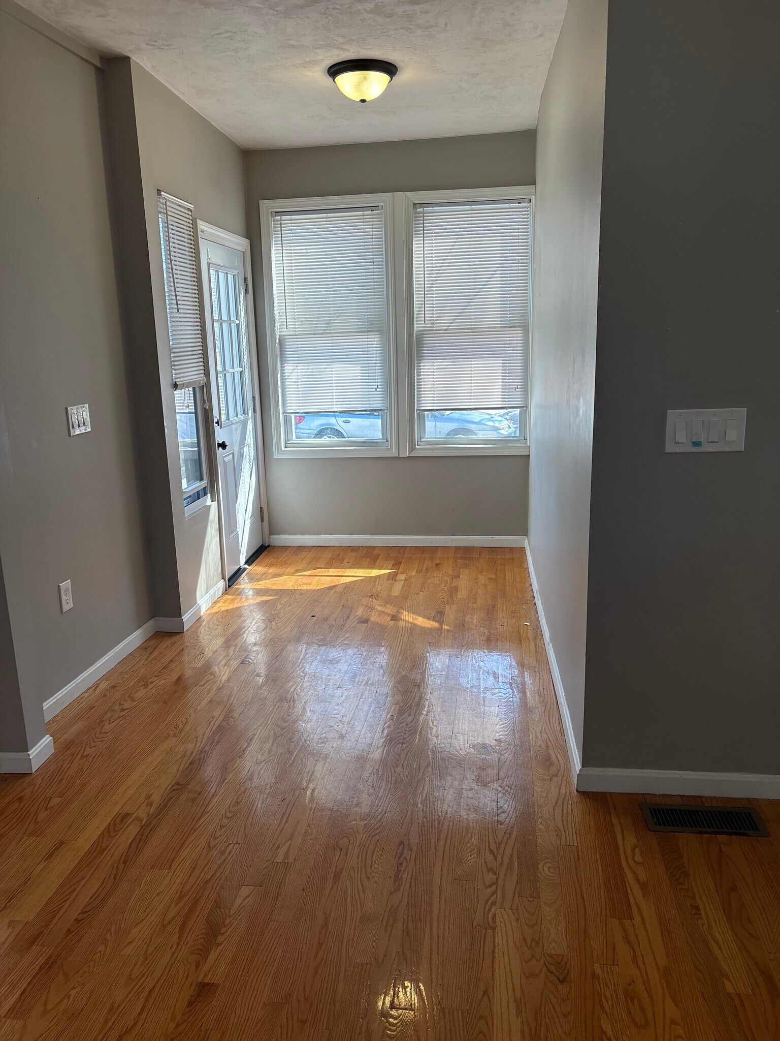 Building Photo - 18 Upham St