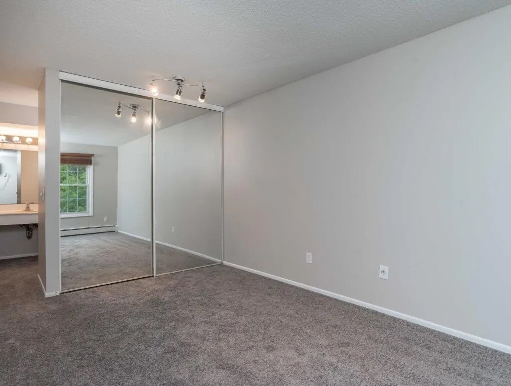 Building Photo - 4536 Cedar Lake Rd S