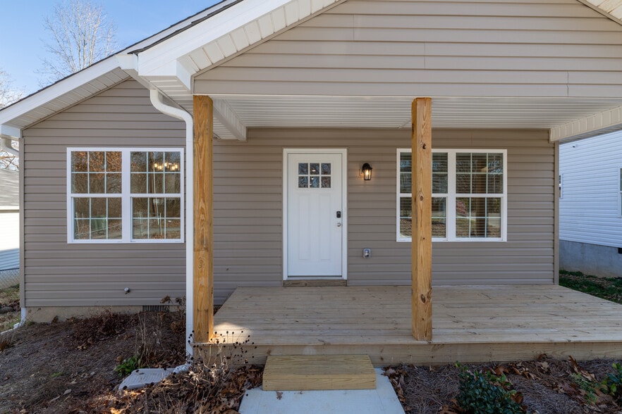 Building Photo - 812 Aubrey Ave