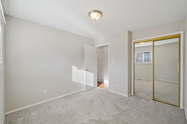 Building Photo - 4 Bed Beauty on West Side!