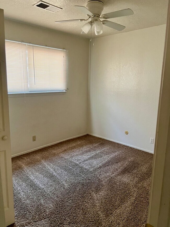 Building Photo - Ready For Immediate Move IN !!