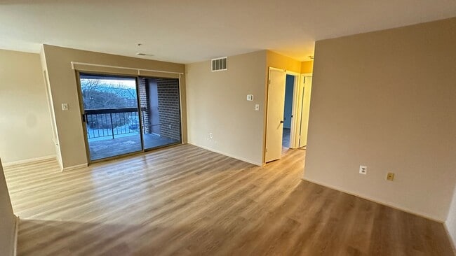 Building Photo - Spacious one bedroom condo located in the summer ridge community!