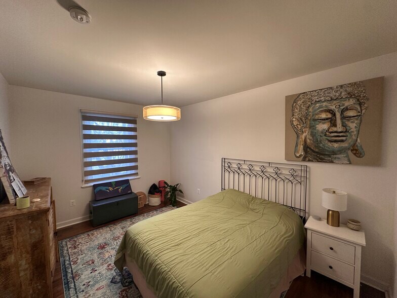 Building Photo - 1615 Kenyon St NW