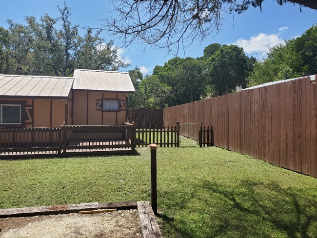 Building Photo - 100 Skyview Dr