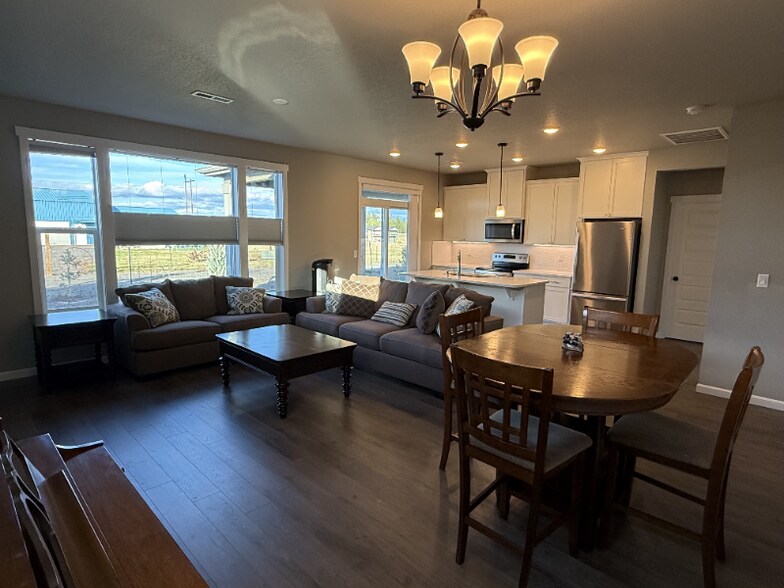 Primary Photo - 9008 W Caelen Ave