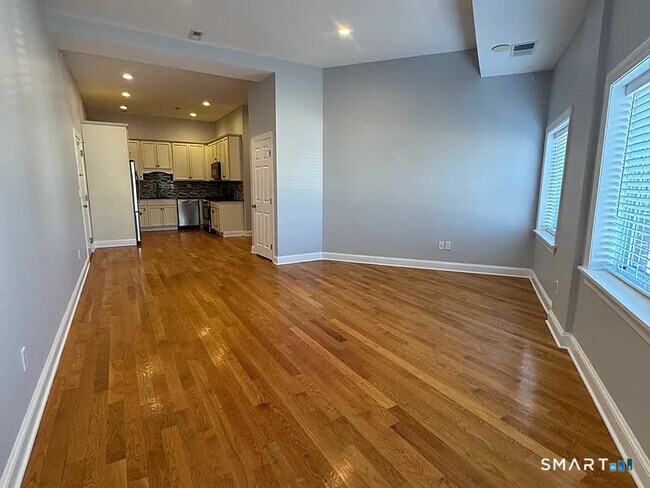 Building Photo - 2067 Barnum Ave