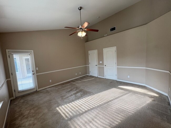 Building Photo - Spacious Tulare Home Available Now!