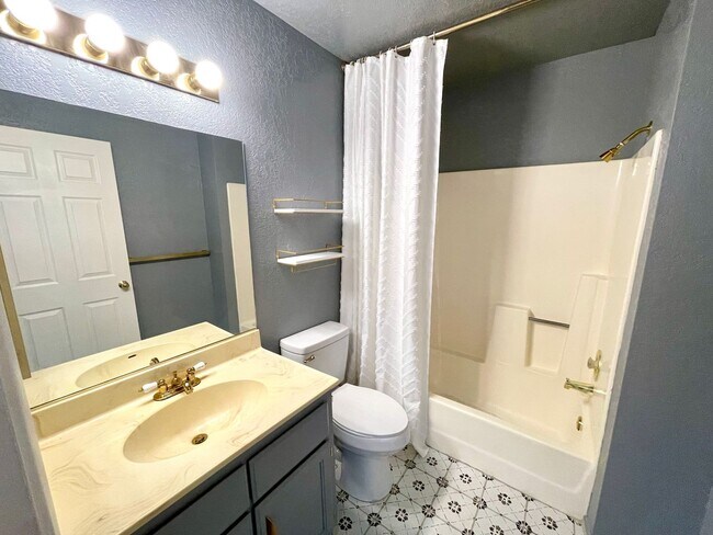 Building Photo - Great 1 Bedroom Condo in the Roadhaven Condos Gated Community!