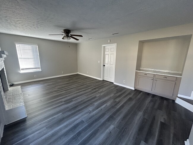 Building Photo - 533 Woodland Hills Dr