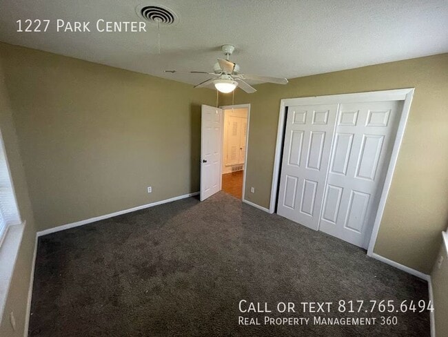 Building Photo - 1227 Park Center St