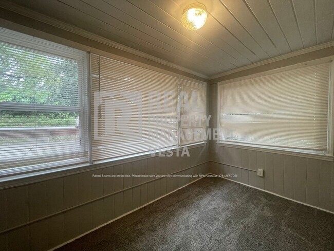 Building Photo - 444 Corbin Ave