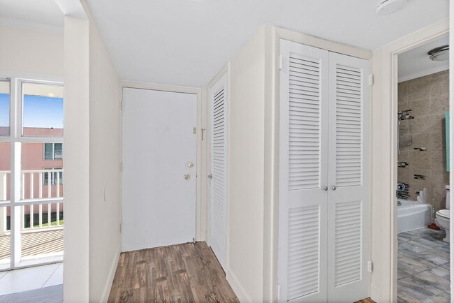 Building Photo - Spacious Riverview 1B/1B Condo