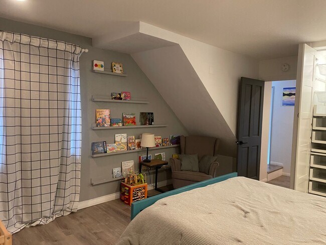 Building Photo - Large home level entry with garage.