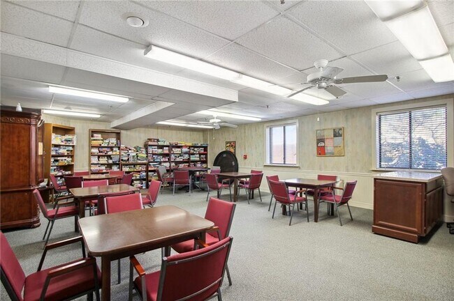 Building Photo - 300 Johnson Ferry Rd