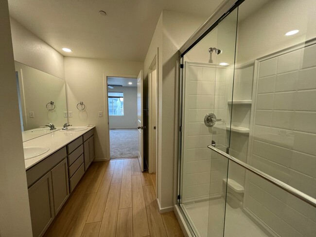 Building Photo - Beautiful Newer Build Townhome in Greeley