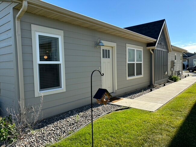 Building Photo - 1640 New Holland Dr