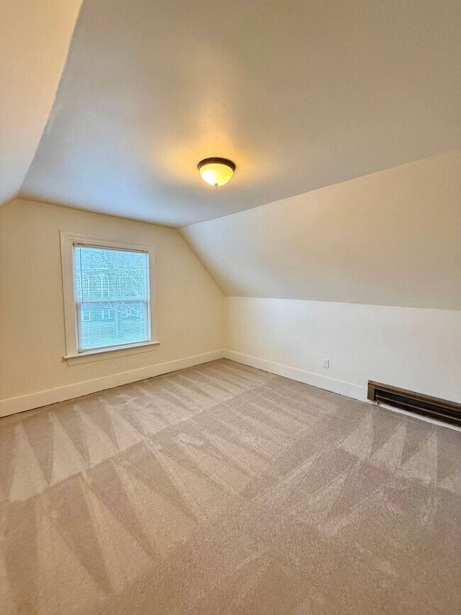 Building Photo - Charming 5-Bedroom Central District Home