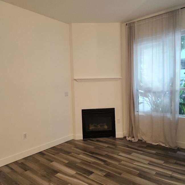 Building Photo - Little Italy 2bed Townhouse, Wait, how cute is this! Furnished/Unfurnished