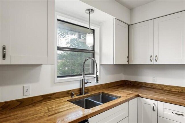 Building Photo - 3 Bedroom, 1.5 Bath Beauty!