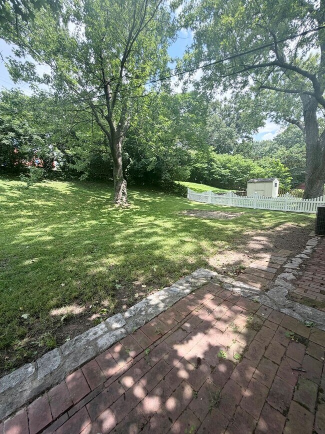 Building Photo - Crestwood Charm 3bd 2bth SFH