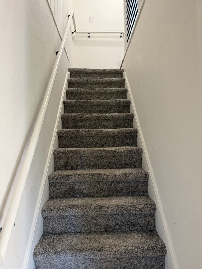 Building Photo - 5 Bedroom 3 Bathroom Southhill Home for Rent