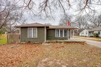 Building Photo - Amazing Historic 1940's Home in Original Cleburne- 4 Bed- 3 Bath w/ Multiple Living Areas- 76033