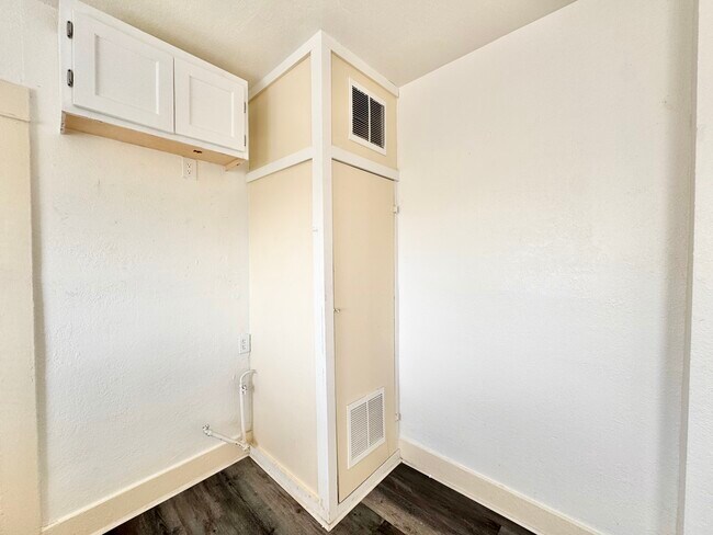 Building Photo - 1500 1/2 E. 23rd St