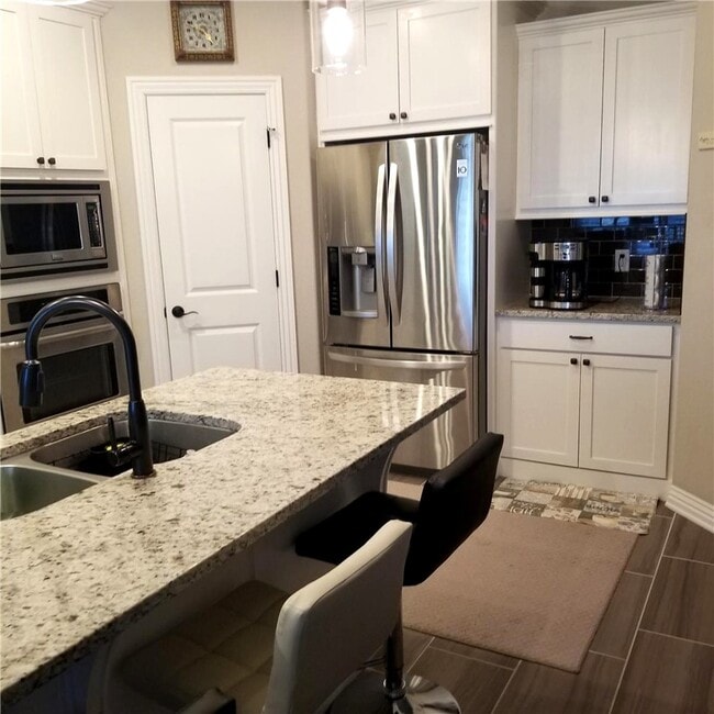 Building Photo - 5810 W Cane Hill Dr