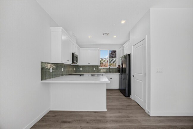 Building Photo - Charming 3-Bed, 2-Bath Home in Sacramento