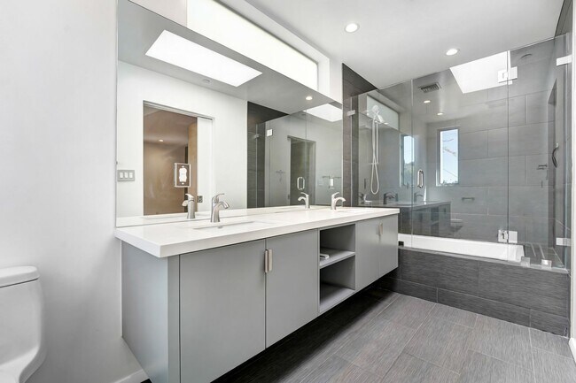 Building Photo - Your Perfect 3/2.5 Los Angeles Home Available Now!
