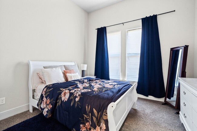 Building Photo - 2210 Bristlegrass Dr