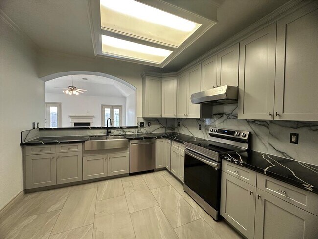 Building Photo - 2027 Marchwood Manor Dr