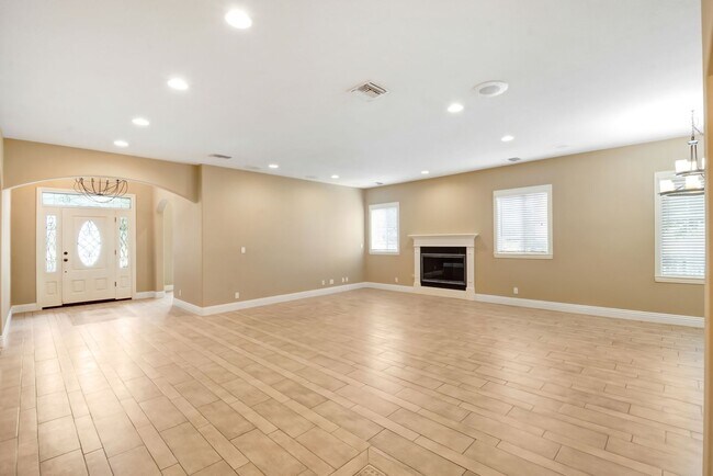 Building Photo - Gorgeous 3,000+ sq ft home in Glendora wit...