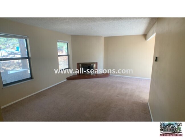 Building Photo - Charming multi-story duplex unit, nestled ...